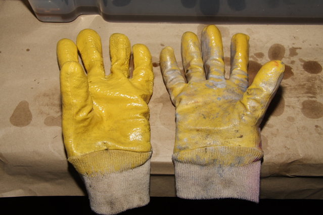 Die Handschuhe mit/ohne "Lösemittelbehandlung"